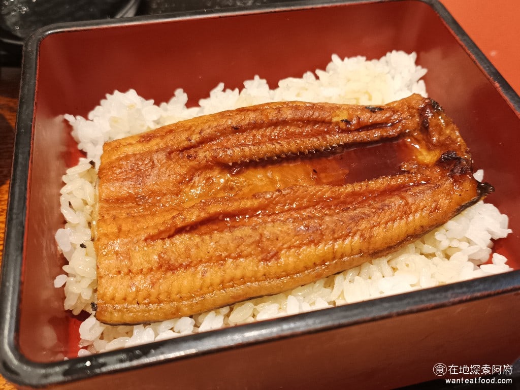 大戶屋美麗華店 中山區美食 劍南路站美食 美麗華美食街 日式料理 他的鰻魚吃起來肉質非常軟嫩,也非常新鮮,鰻魚醬汁略帶一點甜味,魚刺也非常少,連小朋友都可以吃。 @在地老饕阿府