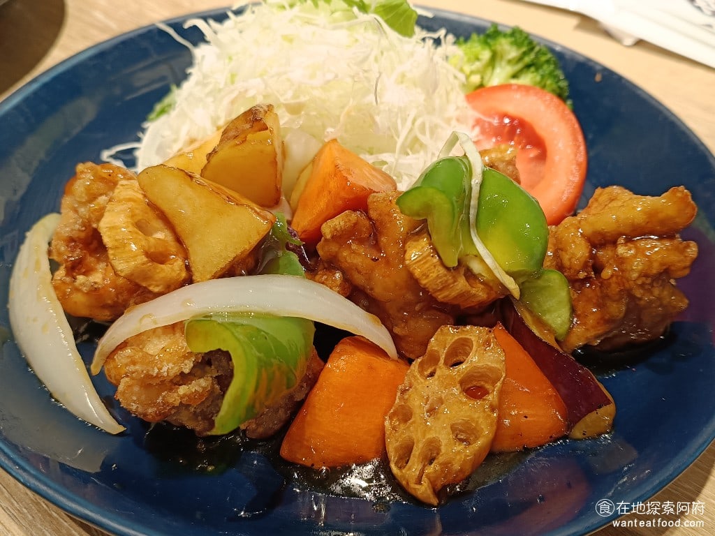 大戶屋美麗華店 中山區美食 劍南路站美食 美麗華美食街 日式料理 大戶屋的糖醋雞肉是我認為最好吃的餐點,它的糖醋醬酸酸甜甜,吸附在肉上,和白飯非常搭,所以我們就直接又單點了一份。 @在地老饕阿府