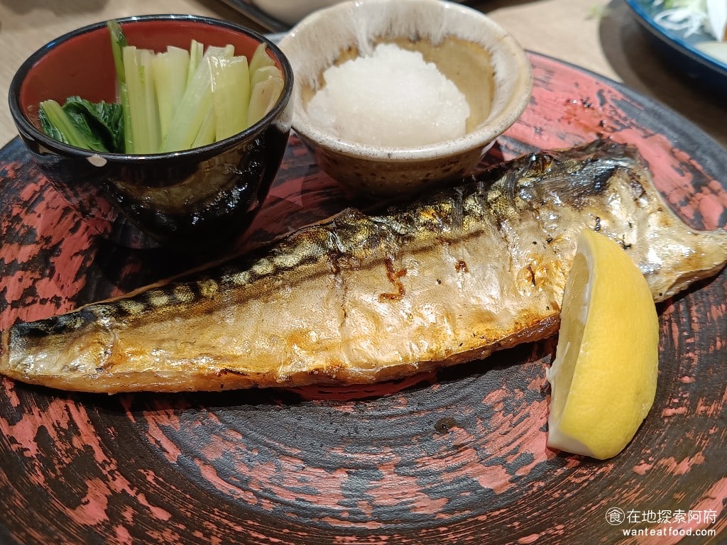 大戶屋美麗華店 中山區美食 劍南路站美食 美麗華美食街 日式料理 碳烤鯖魚 這條鯖魚吃起來味道超級棒,外皮烤得非常香,鯖魚完全沒有魚腥味,吃起來非常多汁,搭配檸檬汁吃,更是開胃。 @在地老饕阿府