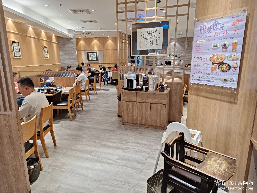 大戶屋美麗華店 中山區美食 劍南路站美食 美麗華美食街 日式料理 《大戶屋美麗華店》在 B1 的美食街中,生意一直都很好,因為美食街隨便一個餐點的價格也都在 200 到 300 元左右,所以很多人願意多花個 100 元來吃大戶屋。不僅用餐環境舒適,白飯和味噌湯還能喝到飽。 @在地老饕阿府