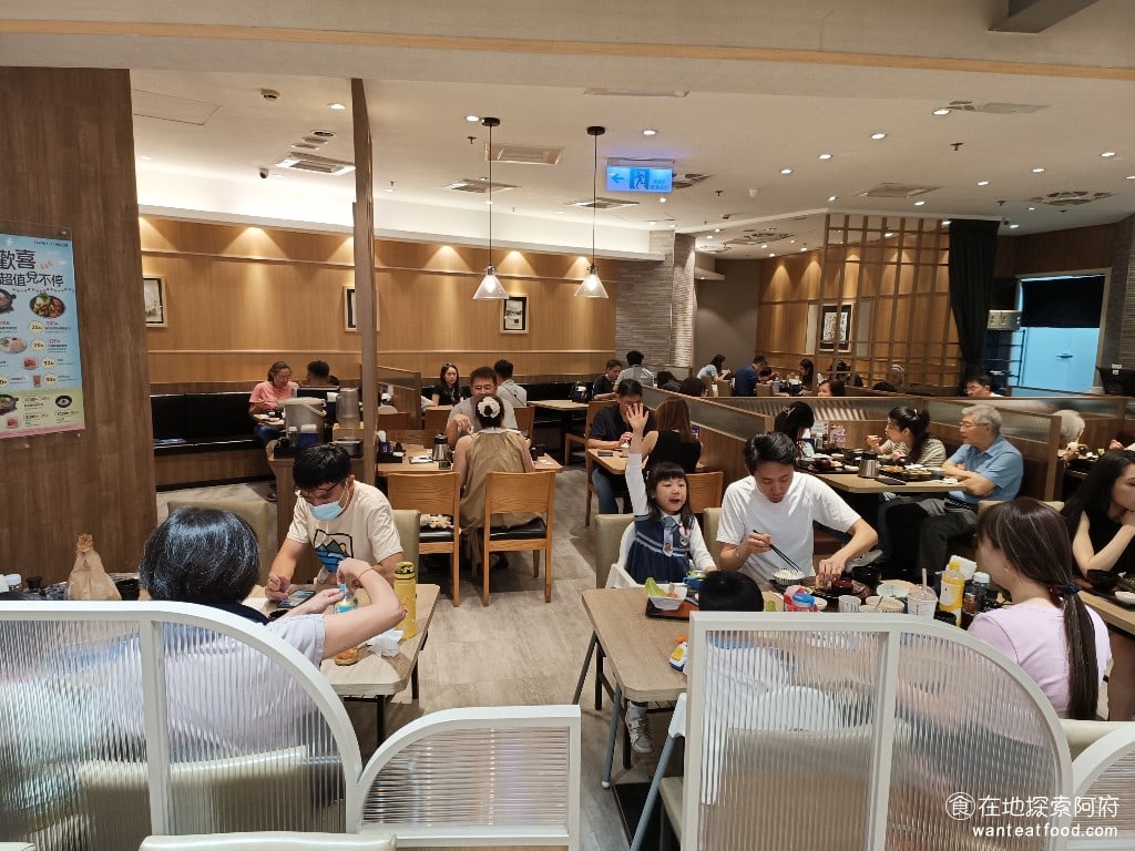 大戶屋美麗華店 中山區美食 劍南路站美食 美麗華美食街 日式料理 大戶屋標榜提供的是家庭料理,因此有提供嬰兒座椅和兒童餐,帶小朋友來吃的客人非常多。 @在地老饕阿府