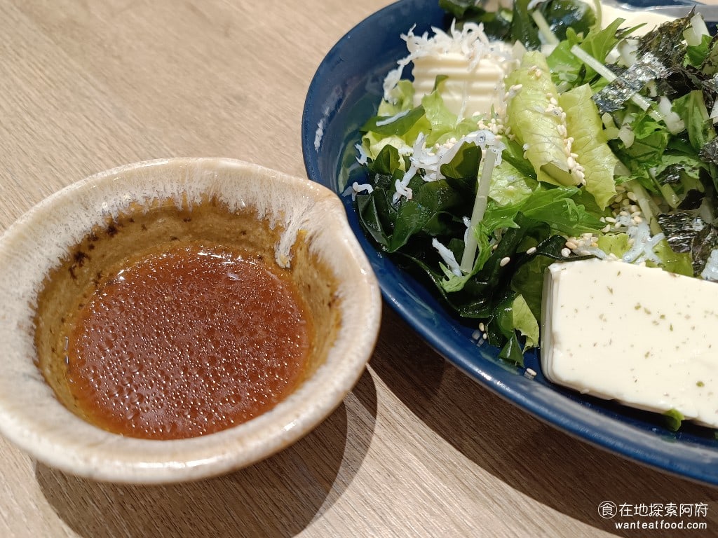 大戶屋美麗華店 中山區美食 劍南路站美食 美麗華美食街 日式料理 小魚豆腐沙拉搭配的是和風醬,這個醬的酸味比較重,吃起來味道偏鹹,所以吃的時候可以不用一次全部倒入。 @在地老饕阿府