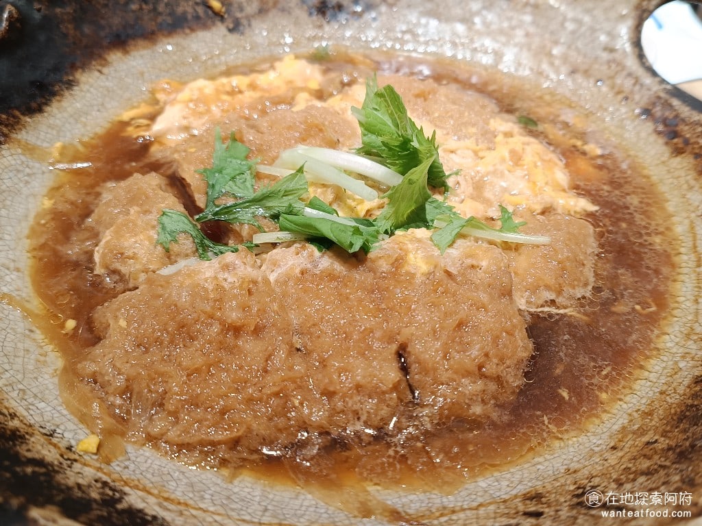 大戶屋美麗華店 中山區美食 劍南路站美食 美麗華美食街 日式料理 滑蛋豬排鍋定食的豬排份量給得非常多,不過豬排泡在湯裡似乎時間比較久,都泡爛了,所以豬排吃起來一點都不酥脆,而且豬排的豬肉吃起來也有點硬。 @在地老饕阿府