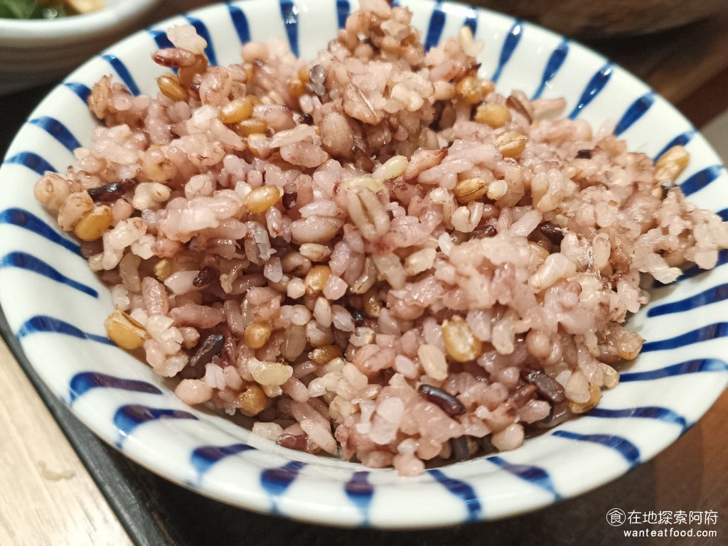 大戶屋美麗華店 中山區美食 劍南路站美食 美麗華美食街 日式料理 五穀米飯 我發現五穀米飯吃起來比白飯更有嚼勁,但五穀米飯如果要續加,也是要加錢。 @在地老饕阿府