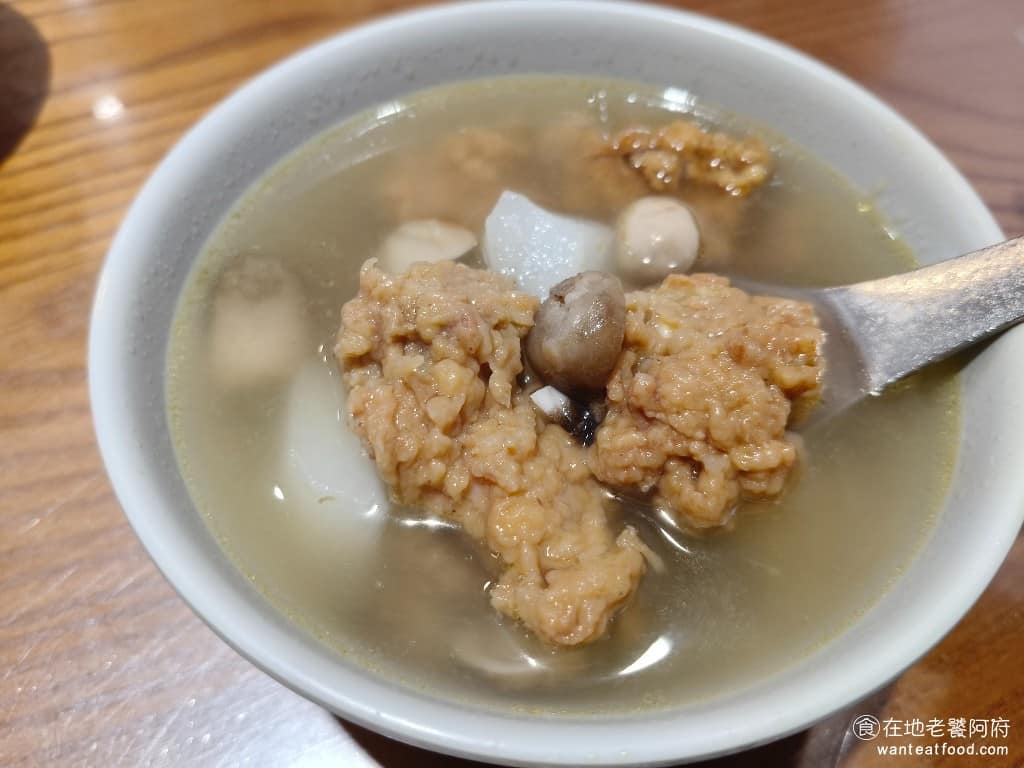三元號魯肉飯 三元號魯肉飯菜單 三元號魯肉飯推薦 大同區美食 大同美食 台灣小吃 魯肉飯 排骨有炸過,吃起來完全不油膩,肉質比較偏硬,但味道上非常舒服,也不會鹹。這裡的餐點,口味都不重,對外國觀光客來說非常合適。 @在地老饕阿府