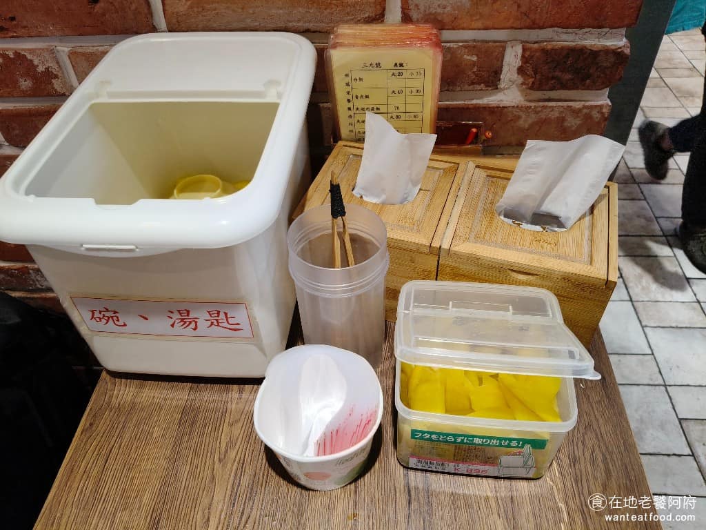 三元號魯肉飯 三元號魯肉飯菜單 三元號魯肉飯推薦 大同區美食 大同美食 台灣小吃 魯肉飯 也可以搭配旁邊提供的醃醬瓜,記得要自取,預設是不會給的。 @在地老饕阿府