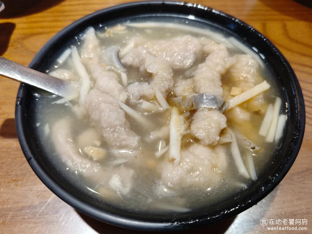 三元號魯肉飯 三元號魯肉飯菜單 三元號魯肉飯推薦 大同區美食 大同美食 台灣小吃 魯肉飯 魚翅肉羹小 魚翅肉羹可以說是,比滷肉飯還要吸引人的招牌,小小一碗但裡面的料很多,有筍子、魚翅和肉羹,整碗都是料,湯給得比較少。 @在地老饕阿府