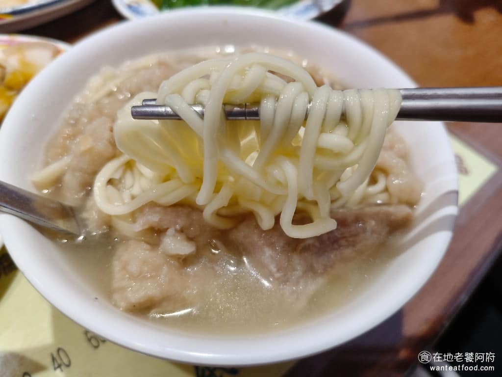 三元號魯肉飯 三元號魯肉飯菜單 三元號魯肉飯推薦 大同區美食 大同美食 台灣小吃 魯肉飯 肉羹可以加飯或加麵,加麵之後吃起來更有飽足感,麵份量給得很多,吃起來口感滑順,加了麵之後,肉羹的湯頭,味道會被沖淡一點。 @在地老饕阿府
