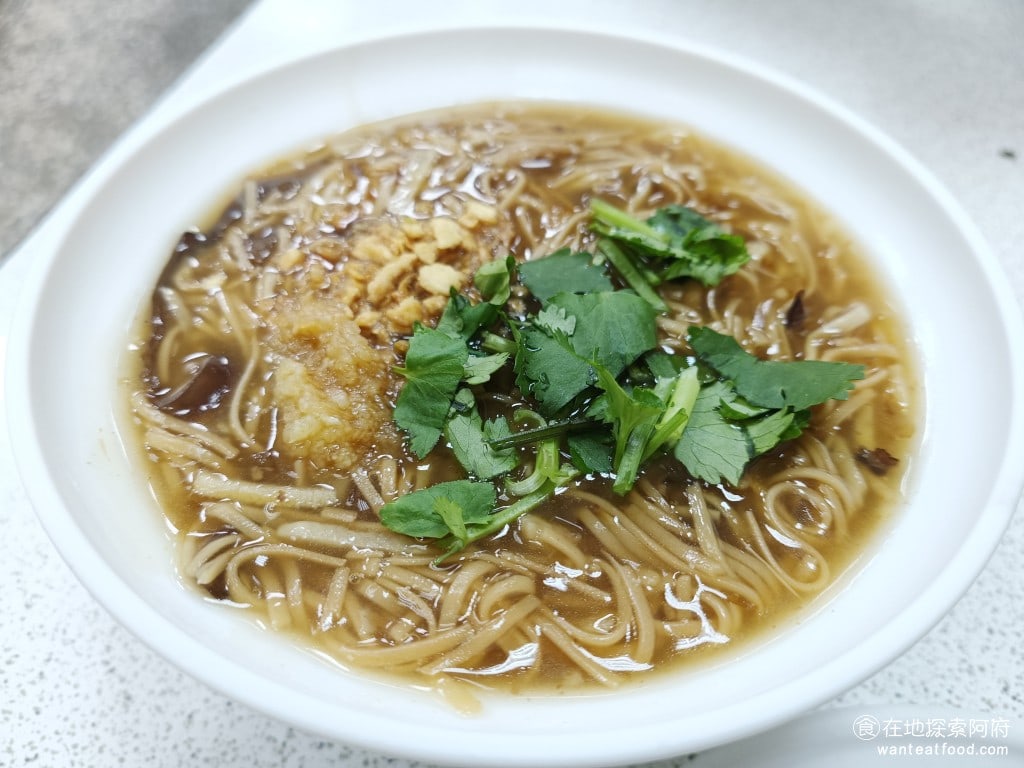 藍家割包 中正區美食 公館美食 台灣小吃 大腸麵線羹 《藍家割包》的大腸麵線羹味道也不錯,裡面黑醋加的比較多,所以可以看到顏色比較深,吃起來也比較酸。上面放了不少的蒜泥,所以吃起來蒜味也比較重。 @在地老饕阿府
