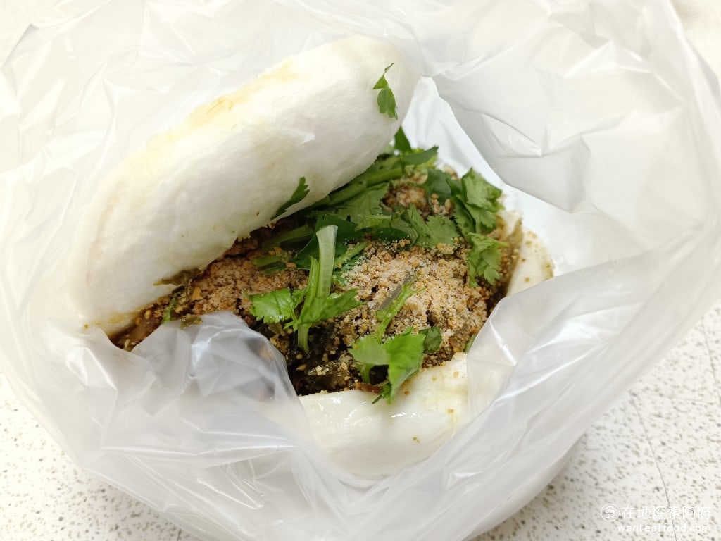 藍家割包 中正區美食 公館美食 台灣小吃 半肥半瘦 這間真的非常專業,可以把肥肉和瘦肉分類得這麼清楚。如果你不知道要選哪個的話,就直接各半吧,一半肥和一半瘦,這是所有人都能接受的比例。 @在地老饕阿府
