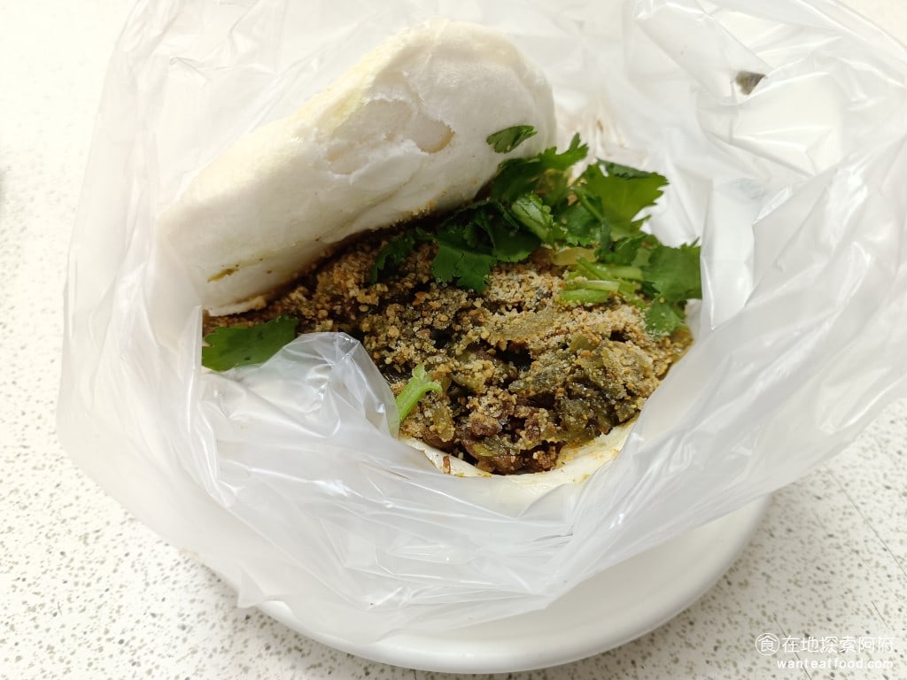 藍家割包 中正區美食 公館美食 台灣小吃 綜合偏瘦 由於我吃割包時不想要花太多的肥肉,但又不想完全只吃到瘦肉,所以點綜合偏瘦就非常適合我。瘦肉的肉質吃起來非常軟嫩,不會很硬。如果覺得太乾,可以搭配四神湯,配起來真的超級棒! @在地老饕阿府