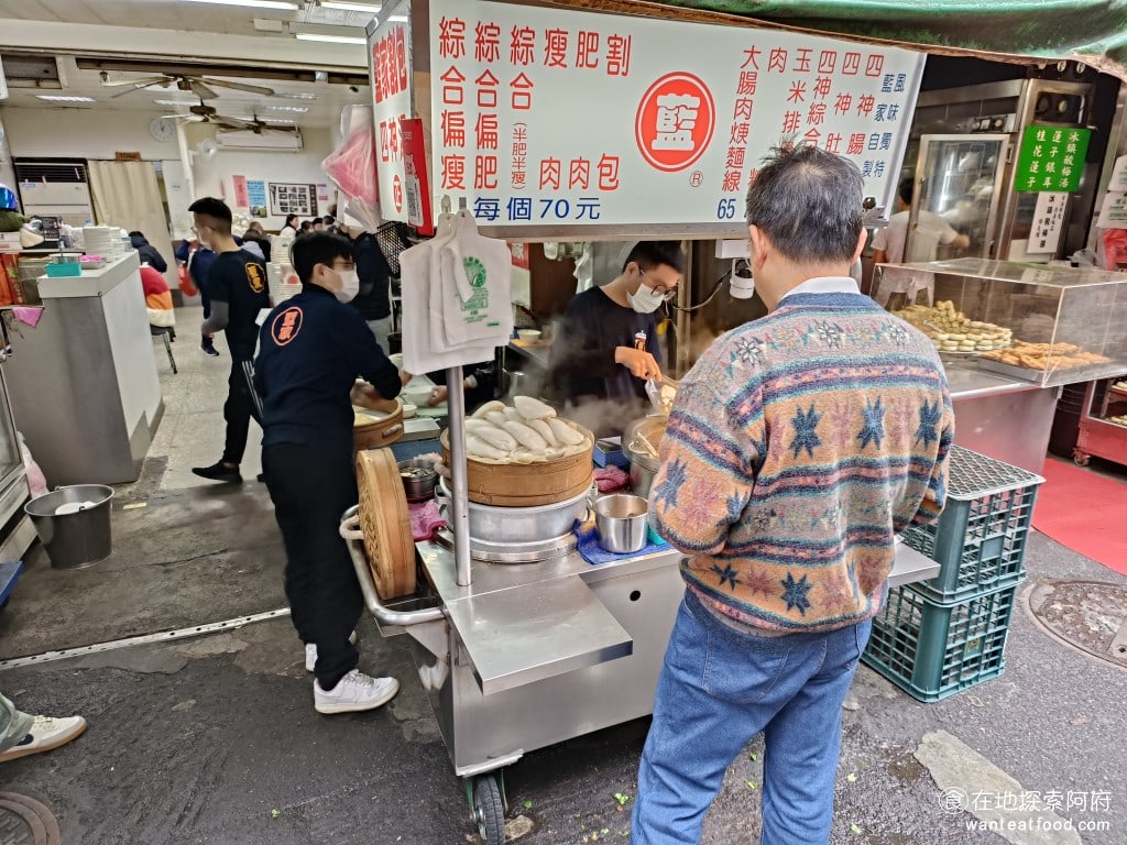 藍家割包 中正區美食 公館美食 台灣小吃 在《藍家割包》,排隊的動線分為左邊和右邊。如果是要內用的,請排在左邊;如果是要外帶的,則可以直接在右邊點餐即可。通常內用的速度比較慢,因為需要等座位,而外帶則比較快。 @在地老饕阿府