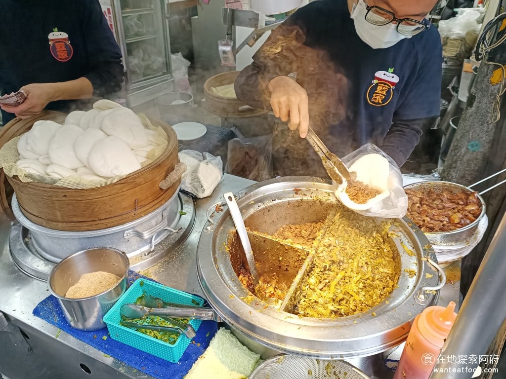 藍家割包 中正區美食 公館美食 台灣小吃 《藍家割包》的店員工作區域都在外圍,所以你在排隊的時候就可以看到店員在包著割包,可以看到有一大鍋的滷肉和酸菜。在排隊的時候,就能聞到非常香的滷肉味。 @在地老饕阿府