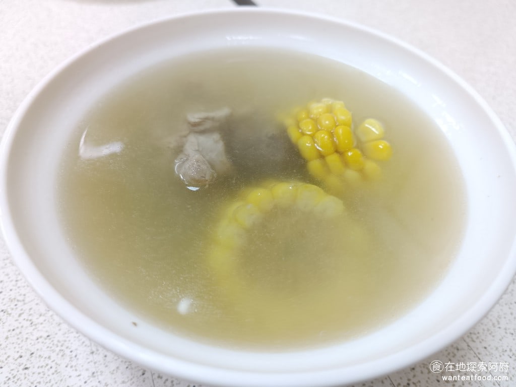 藍家割包 中正區美食 公館美食 台灣小吃 玉米排骨湯 聽到網路上很多人都說《藍家割包》的玉米排骨湯才是招牌,比四神湯還要好,所以就點了一碗。喝了一口,發現真的很不錯,可以喝到滿滿的玉米甜味。由於掛包裡面也有放糖,所以兩者吃起來都偏甜。 @在地老饕阿府