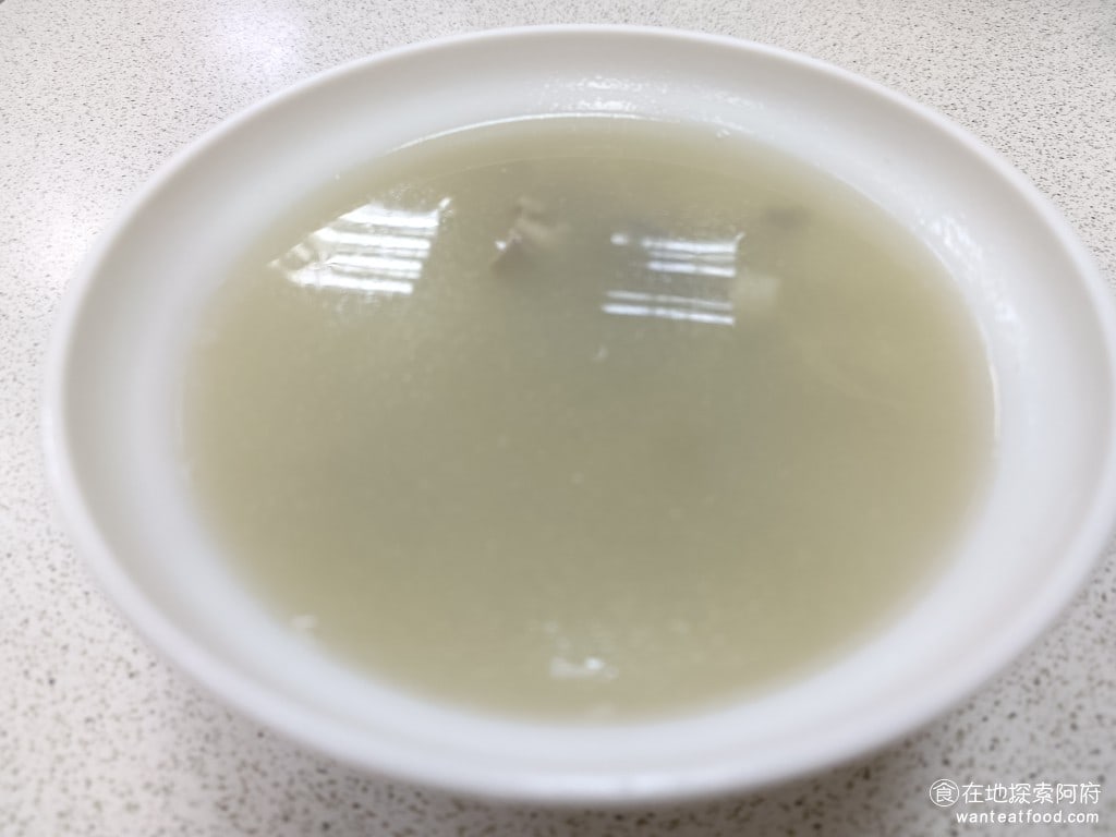 藍家割包 中正區美食 公館美食 台灣小吃 四神湯 《藍家割包》的四神湯味道也不錯,但是屬於比較清淡的四神湯,裡面的酒味不會特別重。 @在地老饕阿府
