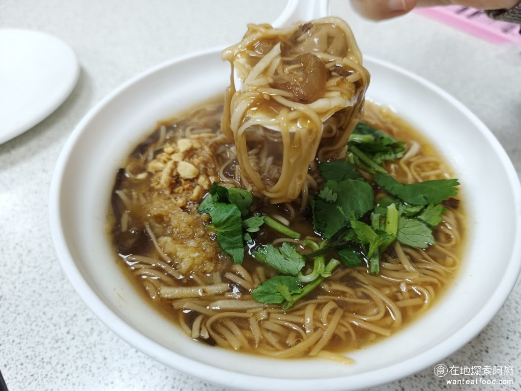 藍家割包 中正區美食 公館美食 台灣小吃 許多人來《藍家割包》只會點割包和四神湯,但我覺得如果人數夠的話,記得可以點大腸麵線羹,因為味道也不錯,而且可以讓你吃到更多種口味,如果只吃割包和四神湯,就會認為很單調。 @在地老饕阿府