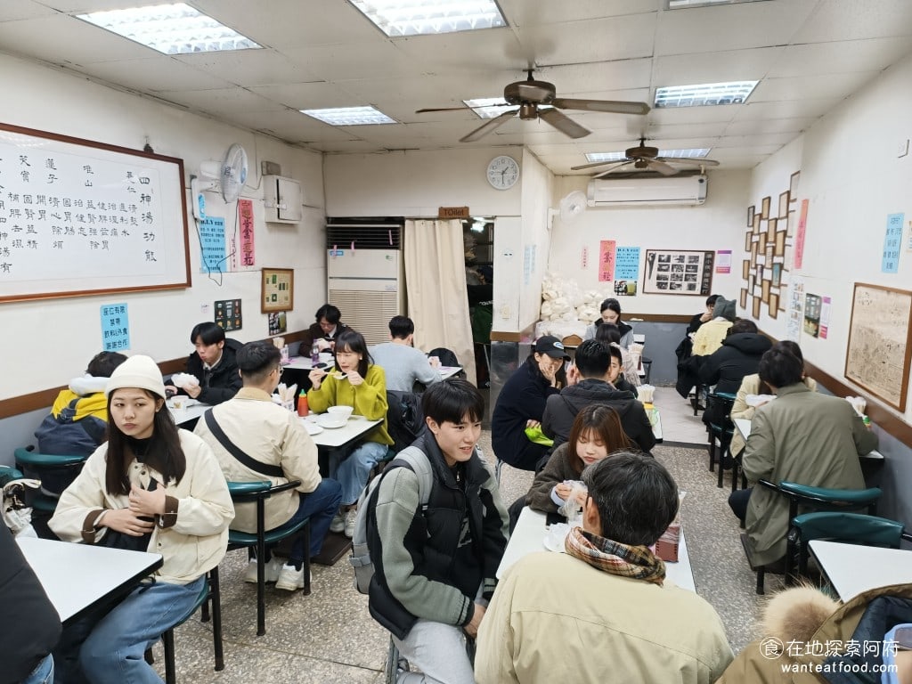 藍家割包 中正區美食 公館美食 台灣小吃 店內的座位不多,坐起來會感到有一點擁擠,但還好空氣不會不好,因為《藍家割包》沒有門,是直接對外開放的。 @在地老饕阿府