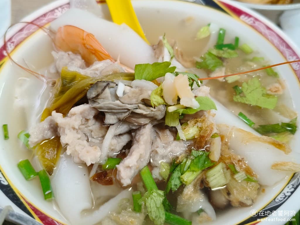 金峰魯肉飯 金峰魯肉飯菜單 金峰魯肉飯推薦 中正區美食 中正美食 中正紀念堂美食 台灣小吃 魯肉飯 肉羹 鼎邊銼 在台北現在賣鼎邊銼的小吃不多，算是比較特別的選擇，裡面有肉絲、肉跟蝦子和米粉條。湯頭喝起來，味道偏清淡，米粉的部分吃起來也是沒什麼味道，如果想要喝口味比較重的湯，建議還是點肉羹湯。 @在地老饕阿府