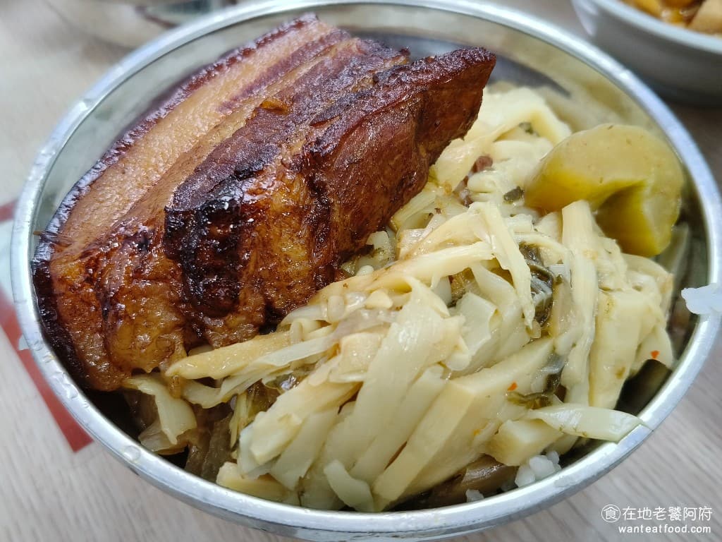 金峰魯肉飯 金峰魯肉飯菜單 金峰魯肉飯推薦 中正區美食 中正美食 中正紀念堂美食 台灣小吃 魯肉飯 肉羹 滷肉飯 控肉飯旁邊有搭配筍乾，控肉的肉質，吃起來算軟嫩，肥肉的部分膠質非常豐富，口感上還可以，但和滷肉一樣，感覺滷得沒什麼香味。 @在地老饕阿府