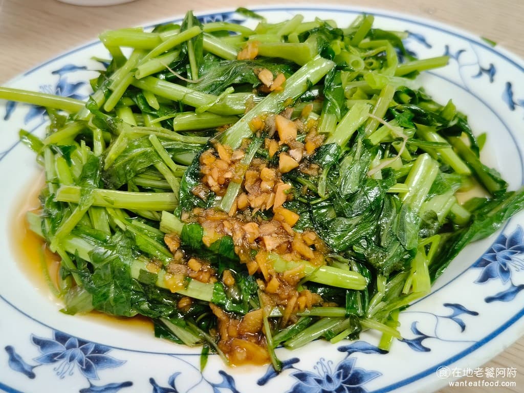 金峰魯肉飯 金峰魯肉飯菜單 金峰魯肉飯推薦 中正區美食 中正美食 中正紀念堂美食 台灣小吃 魯肉飯 肉羹 燙青菜 這一盤份量給得很大方，青菜的口感吃起來非常的鮮脆，上面灑上蒜蓉醬油，吃起來非常的清爽解膩。 @在地老饕阿府