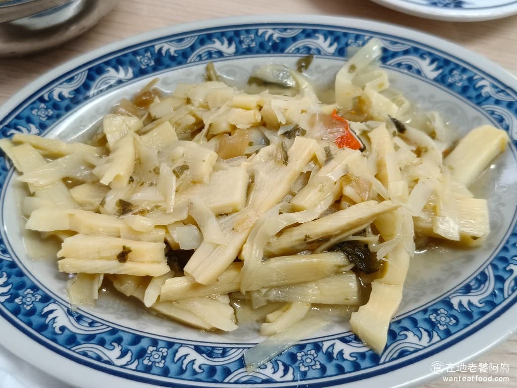 金峰魯肉飯 金峰魯肉飯菜單 金峰魯肉飯推薦 中正區美食 中正美食 中正紀念堂美食 台灣小吃 魯肉飯 肉羹 筍乾中 這筍乾個人覺得不太行，滷的有點太爛了，吃起來完全沒有口感，而且也沒什麼酸味，整體味道太淡了。 @在地老饕阿府