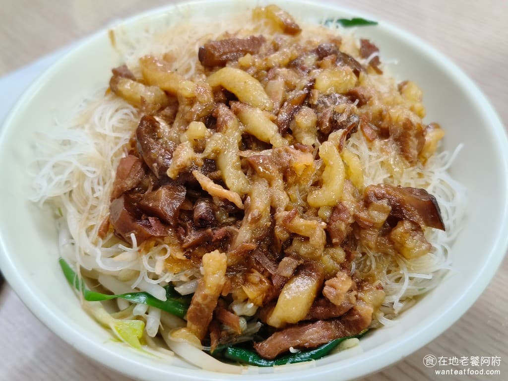 金峰魯肉飯 金峰魯肉飯菜單 金峰魯肉飯推薦 中正區美食 中正美食 中正紀念堂美食 台灣小吃 魯肉飯 肉羹 乾米粉 米粉的份量給得很多，吃起來完全不會油膩，上面加了黑醋以及大蒜，吃起來的味道比滷肉飯更豐富。 @在地老饕阿府