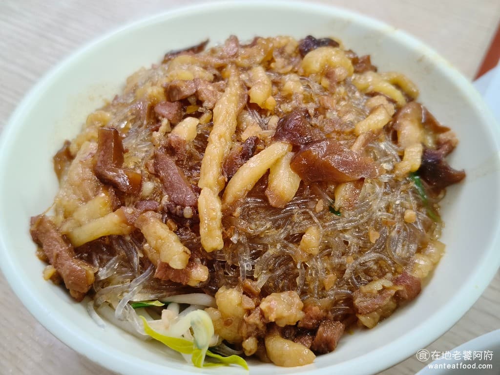 金峰魯肉飯 金峰魯肉飯菜單 金峰魯肉飯推薦 中正區美食 中正美食 中正紀念堂美食 台灣小吃 魯肉飯 肉羹 乾冬粉 冬粉的口感非常的Q彈，上面加了滿滿的滷肉，但是因為這裡的滷肉味道比較淡，所以這盤冬粉吃起來也是清淡口味。 @在地老饕阿府