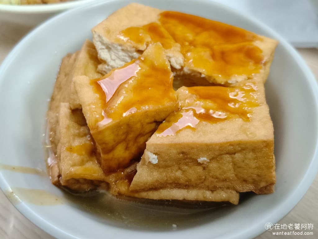 金峰魯肉飯 金峰魯肉飯菜單 金峰魯肉飯推薦 中正區美食 中正美食 中正紀念堂美食 台灣小吃 魯肉飯 肉羹 油豆腐兩塊 油豆腐的口感非常地滑嫩，吸飽了滷汁，滷的很入味，吃起來不會覺得油膩。 @在地老饕阿府
