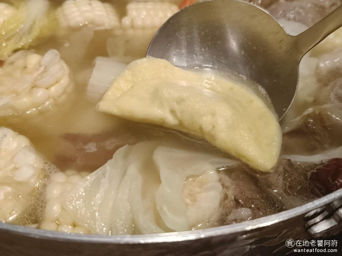 宣牛溫體牛肉火鍋光復店 宣牛溫體牛肉火鍋光復店菜單 宣牛溫體牛肉火鍋光復店推薦 大安區美食 湯頭帶有淡淡的牛骨香氣,剛開始煮味道會比較淡,但到後期就會開始變得濃郁。 @在地老饕阿府