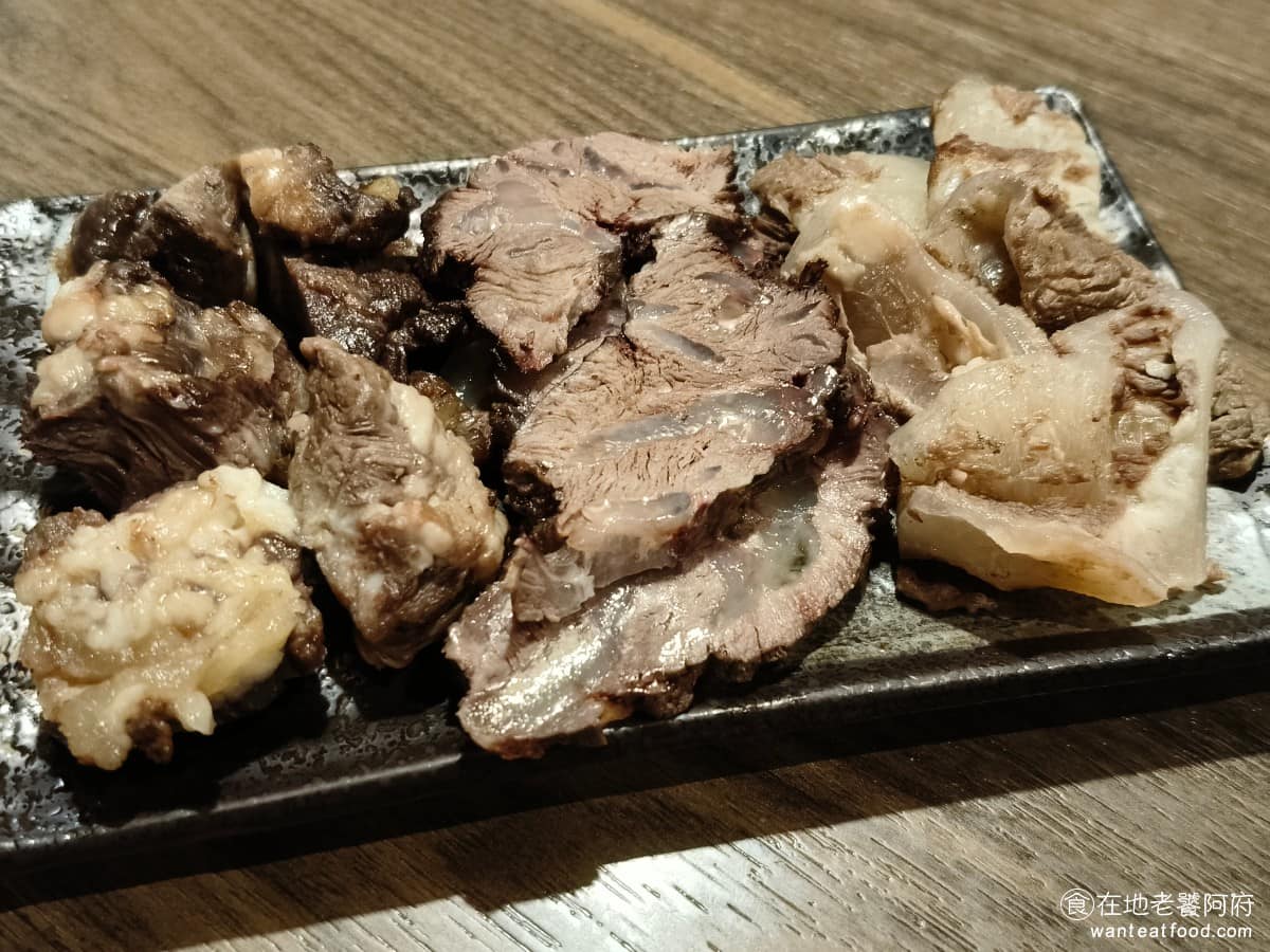 宣牛溫體牛肉火鍋光復店 宣牛溫體牛肉火鍋光復店菜單 宣牛溫體牛肉火鍋光復店推薦 大安區美食 燉肉三兄弟 內容是鳳尾筋、嘴邊肉、骨邊肉,這三種都是熟食,可以直接吃,或再涮一下加熱,口感偏Q彈,味道跟湯底一樣走清淡路線,單吃比較沒味道,建議沾醬。 @在地老饕阿府