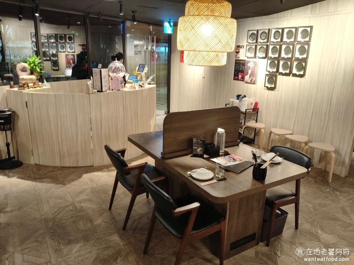 宣牛溫體牛肉火鍋光復店 宣牛溫體牛肉火鍋光復店菜單 宣牛溫體牛肉火鍋光復店推薦 大安區美食 一般座位不算多,用餐時間如果剛好客滿,有機會跟不認識的人併桌,不過位子本身空間都不小,坐起來不會太擠,店家也有貼心準備置物籃,方便客人放包包和外套。 @在地老饕阿府