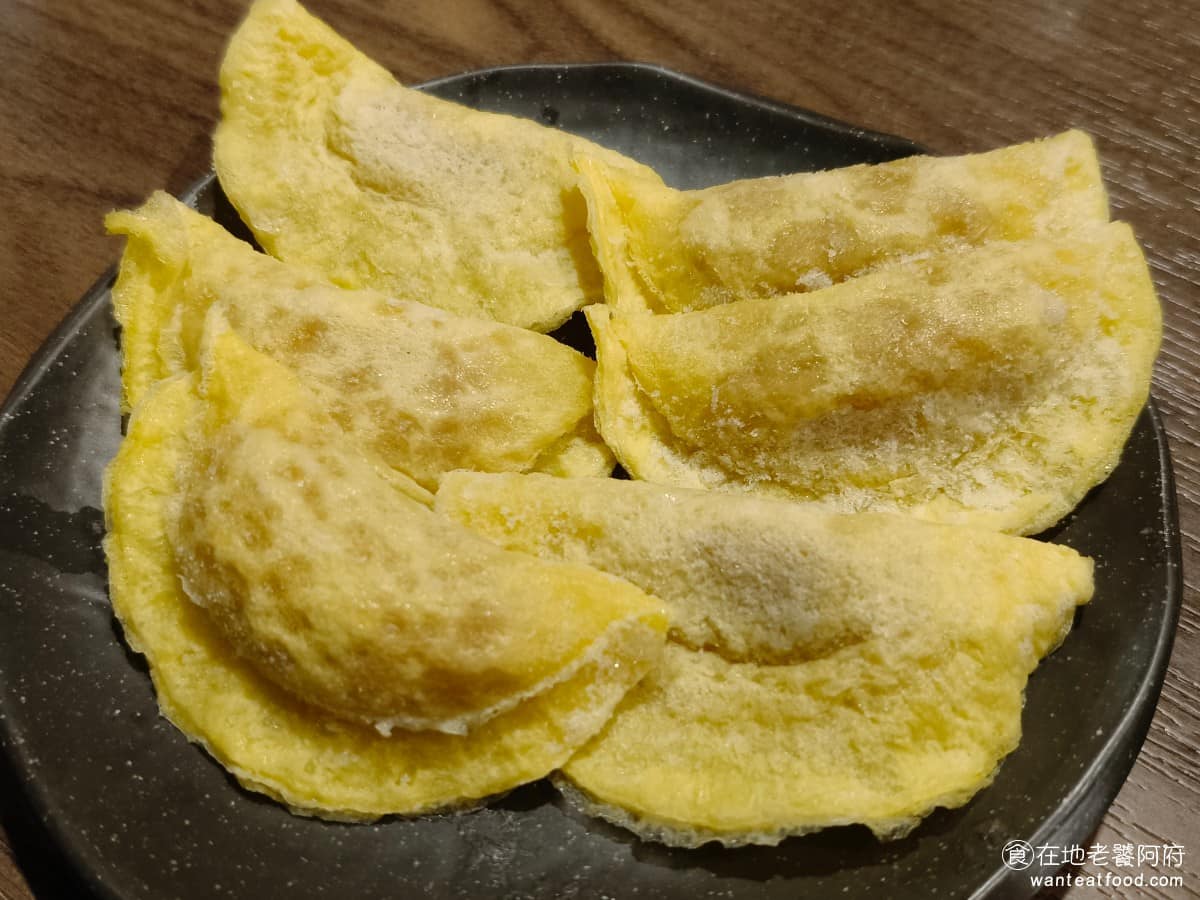 宣牛溫體牛肉火鍋光復店 宣牛溫體牛肉火鍋光復店菜單 宣牛溫體牛肉火鍋光復店推薦 大安區美食 蛋餃 外皮吃到蛋香味,裡面的豬肉餡調味得非常入味,是所有火鍋料之中,我們覺得最推薦的。 @在地老饕阿府