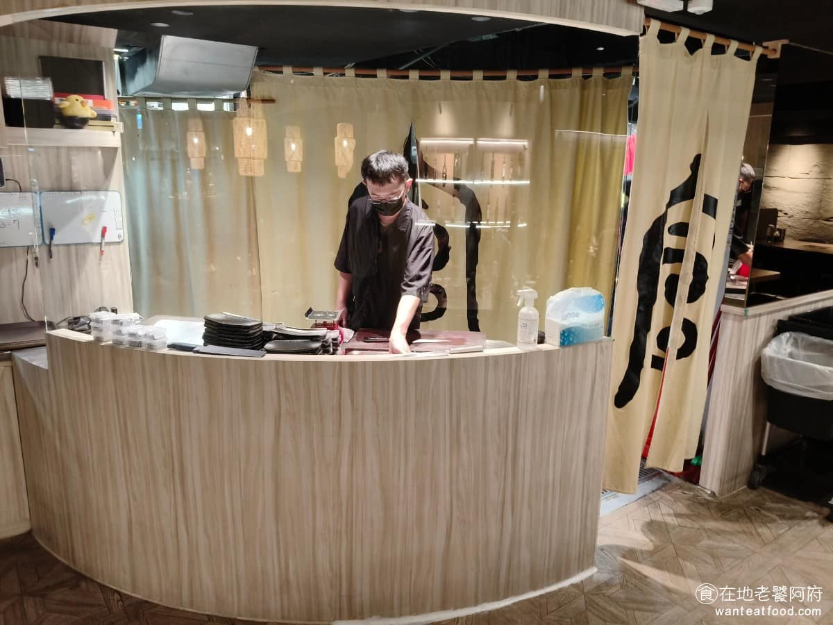 宣牛溫體牛肉火鍋光復店 宣牛溫體牛肉火鍋光復店菜單 宣牛溫體牛肉火鍋光復店推薦 大安區美食 要留意的是,《宣牛溫體牛肉火鍋光復店》平日跟假日的溫體牛肉來源不同。平日用的是台南直送的溫體牛,因為要搭高鐵北上,所以下午三點半才開始營業。週末用的是金門溫體牛,搭飛機到台灣,所以中午就開。 @在地老饕阿府