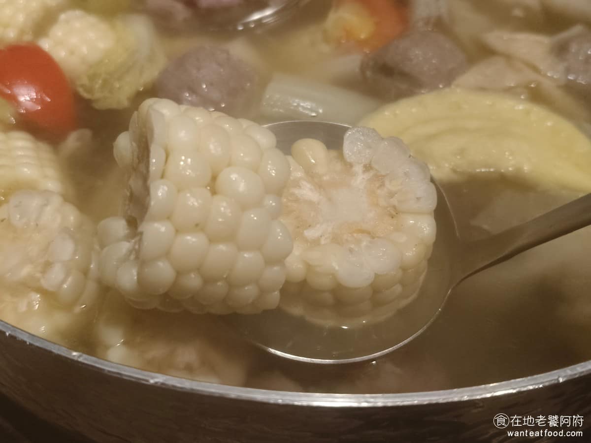 宣牛溫體牛肉火鍋光復店 宣牛溫體牛肉火鍋光復店菜單 宣牛溫體牛肉火鍋光復店推薦 大安區美食 水果玉米 吃起來超級甜,而且也很清脆,也會給整個湯頭增加甜味,推薦可以點一份。 @在地老饕阿府