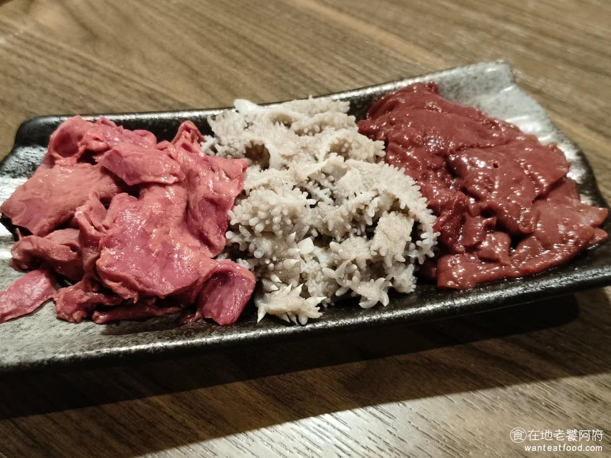 宣牛溫體牛肉火鍋光復店 宣牛溫體牛肉火鍋光復店菜單 宣牛溫體牛肉火鍋光復店推薦 大安區美食 綜合牛雜 包含牛肝、牛百頁、牛心,涮熟就能吃,內臟類的口感跟味道比較特別,不是每個人都能接受。 @在地老饕阿府