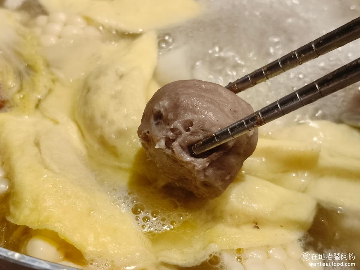 宣牛溫體牛肉火鍋光復店 宣牛溫體牛肉火鍋光復店菜單 宣牛溫體牛肉火鍋光復店推薦 大安區美食 手工牛肉丸 吃得出來不是冷凍成品的口感,咬下去會有湯汁,肉味明顯,還不錯吃。 @在地老饕阿府