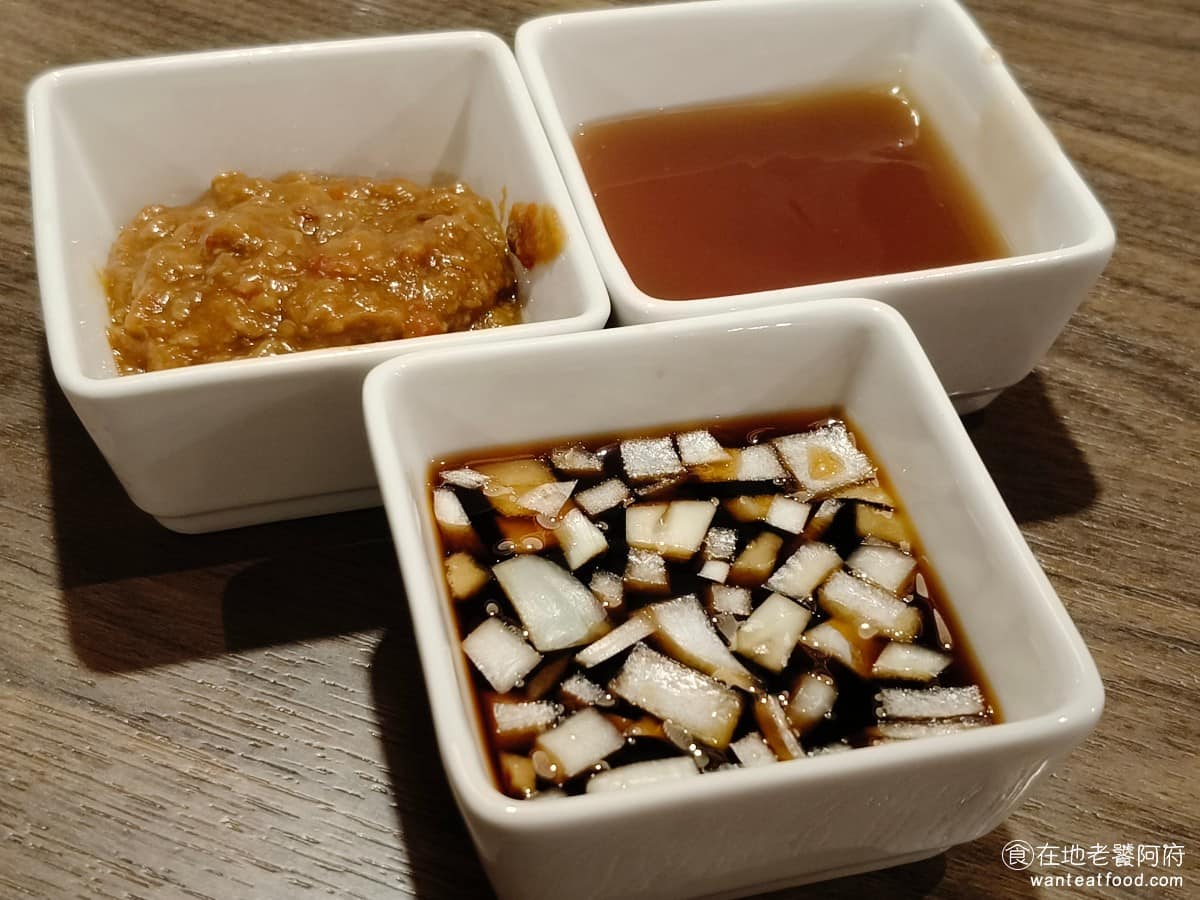 宣牛溫體牛肉火鍋光復店 宣牛溫體牛肉火鍋光復店菜單 宣牛溫體牛肉火鍋光復店推薦 大安區美食 《宣牛溫體牛肉火鍋 光復店》的醬料味道都蠻鹹的,而且也特別甜,不管是醬油,還是台南醬油膏,都必須要加點湯來稀釋,其中的豆瓣醬則是鹹到吃不下去。 @在地老饕阿府