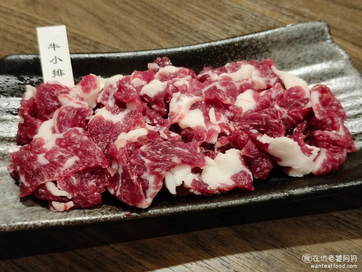 宣牛溫體牛肉火鍋光復店 宣牛溫體牛肉火鍋光復店菜單 宣牛溫體牛肉火鍋光復店推薦 大安區美食 溫體赤身牛肉盤 油脂較少肉質偏緊實,涮個三到五秒,就可以吃口感軟嫩,肉味清楚。 @在地老饕阿府