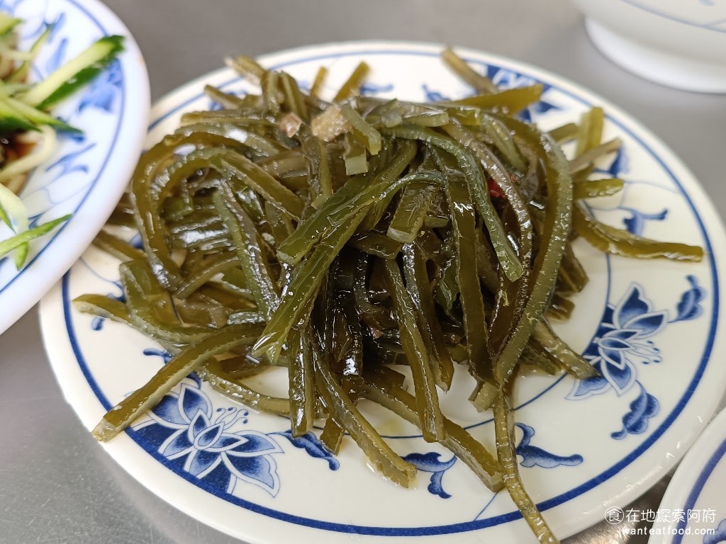 戴記福建涼麵 松山美食 台灣小吃 民生社區美食 海帶絲 海帶絲的味道也偏淡，整體來說，他們的小菜走的都是清爽的路線。可能是因為涼麵本身的口味已經很重了，所以小菜的調味就做得比較淡。 @在地老饕阿府
