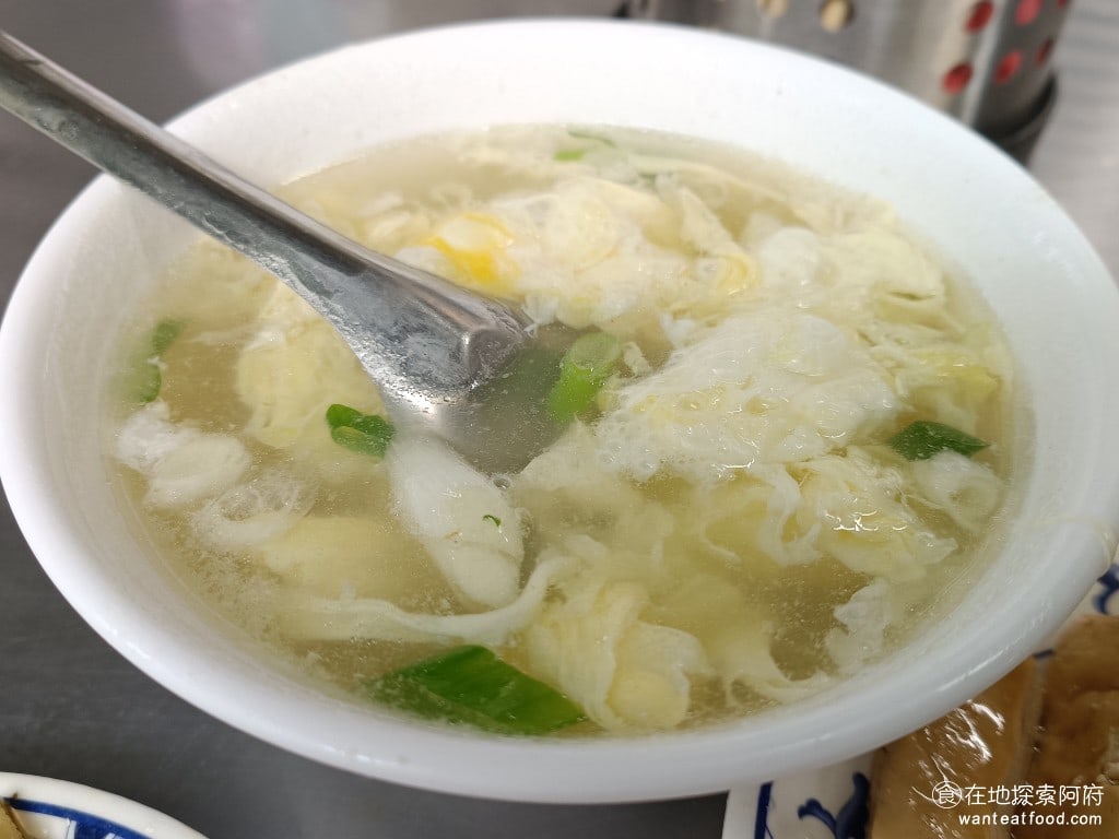 戴記福建涼麵 松山美食 台灣小吃 民生社區美食 蛋花湯 蛋花湯裡面有著滿滿的蛋花，價格只要25元，真的非常便宜。吃涼麵的時候，配一碗清爽的蛋花湯，讓味覺回歸一下，真的非常舒服。 @在地老饕阿府