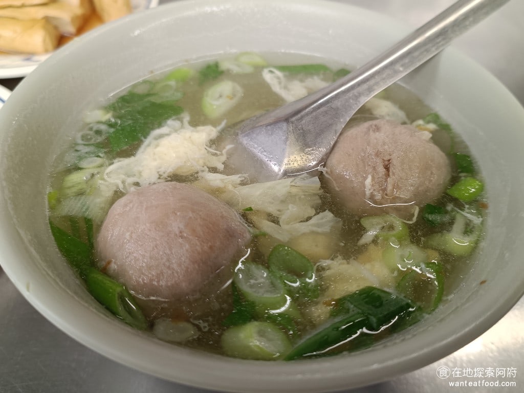 戴記福建涼麵 松山美食 台灣小吃 民生社區美食 貢丸湯 貢丸湯的價格也非常便宜，一碗只要30元，裡面有兩顆貢丸。他們的貢丸是經過精挑細選的，口感非常軟，吃起來也非常香，算是非常好吃的貢丸。 @在地老饕阿府
