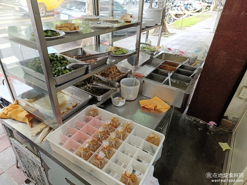 戴記福建涼麵 松山美食 台灣小吃 民生社區美食 等座位的時間會比較久，但上餐的速度非常快。《戴記福建涼麵》點餐的時候完全不需要菜單，你只需要用講的，老闆收到後立刻幫你做，只要10秒就端上桌了。要什麼別的菜，就繼續點，速度真的超快，外帶也是一樣快。 @在地老饕阿府