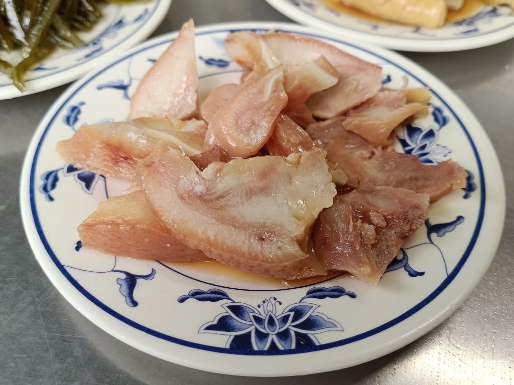 戴記福建涼麵 松山美食 台灣小吃 民生社區美食 豬耳朵 他們的豬耳朵肥肉的部分比較多，瘦肉的部分覺得有點少。因為我不太喜歡吃太肥的，所以幾乎整盤都沒吃完，感到有點可惜。 @在地老饕阿府