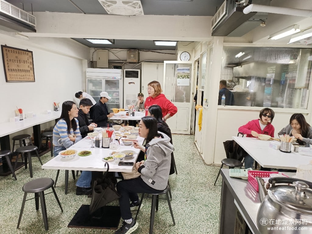 戴記福建涼麵 松山美食 台灣小吃 民生社區美食 店內空間不大，雖然坐起來會有一點擠，但店內的空氣很好，因為整間店都是對外開放的，環境也還算整潔。 @在地老饕阿府