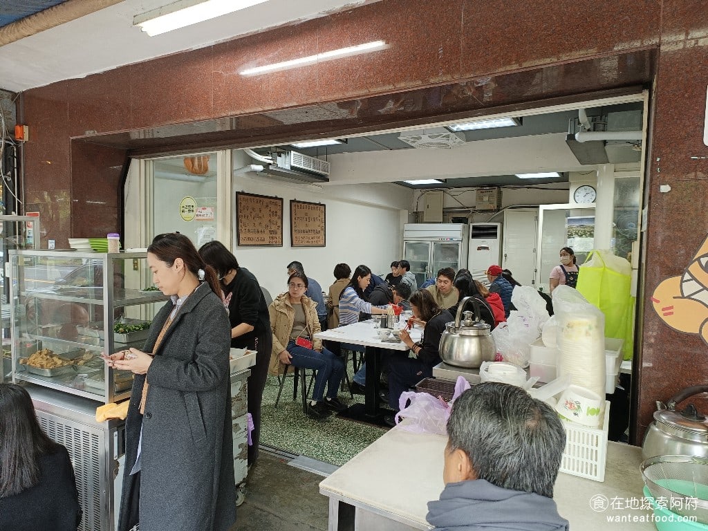 戴記福建涼麵 松山美食 台灣小吃 民生社區美食 30多年來一直維持樸實的風格，沒掛招牌，也沒過度裝潢，靠著真材實料留住客人。中午時間用餐都是上班族，他們會特地從民生圓環那邊走過來吃這一家店，因此中午的時候內用幾乎都要排隊。 @在地老饕阿府