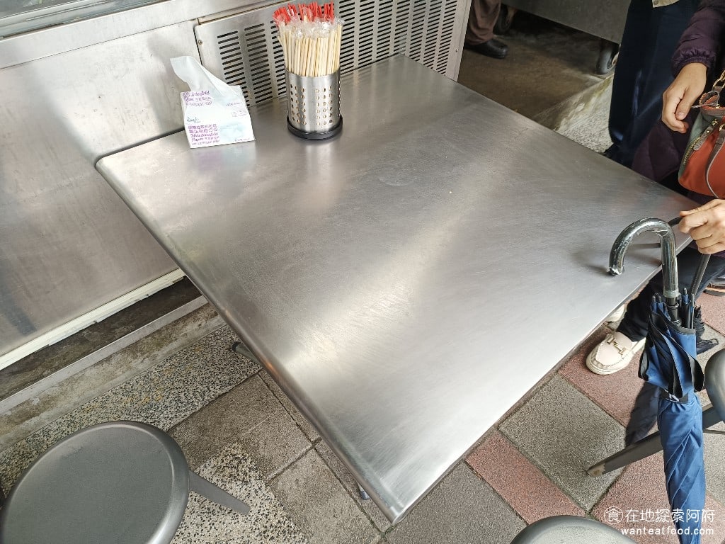 戴記福建涼麵 松山美食 台灣小吃 民生社區美食 我們等了大約 10 分鐘，因為店內一直等不到位置，我們就坐在店外的小桌上。 @在地老饕阿府
