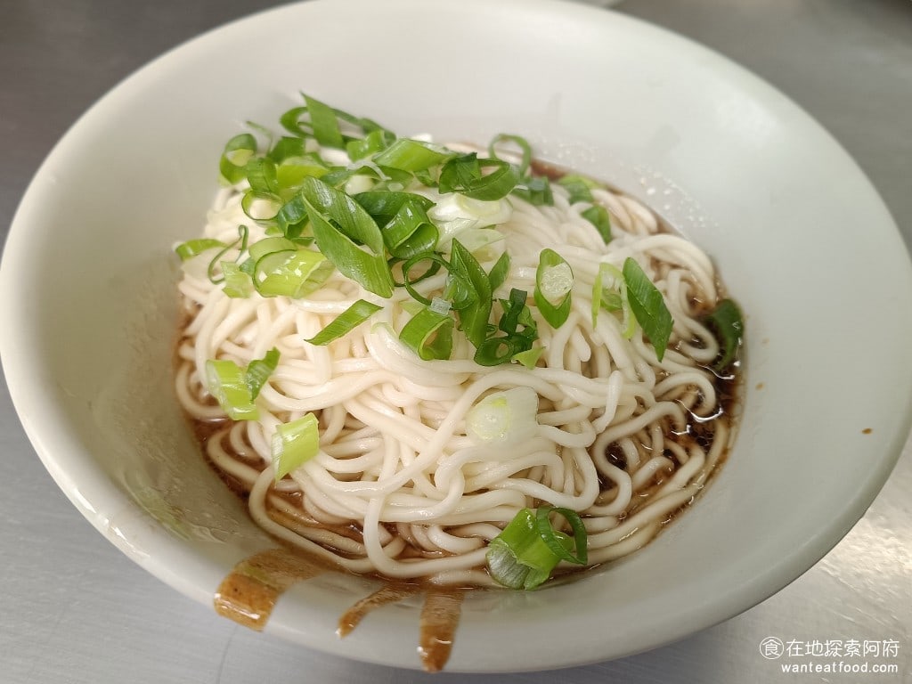 戴記福建涼麵 松山美食 台灣小吃 民生社區美食 麻醬麵 《戴記福建涼麵》和普通的涼麵店不同，普通的涼麵店只會賣冷的麵和熱的湯，而這間店還有賣熱的麵。因此，我們就點了麻醬麵。《戴記福建涼麵》的麻醬麵真好吃，麻醬味道超級重，喜歡麻醬的人一定會特別愛。 @在地老饕阿府