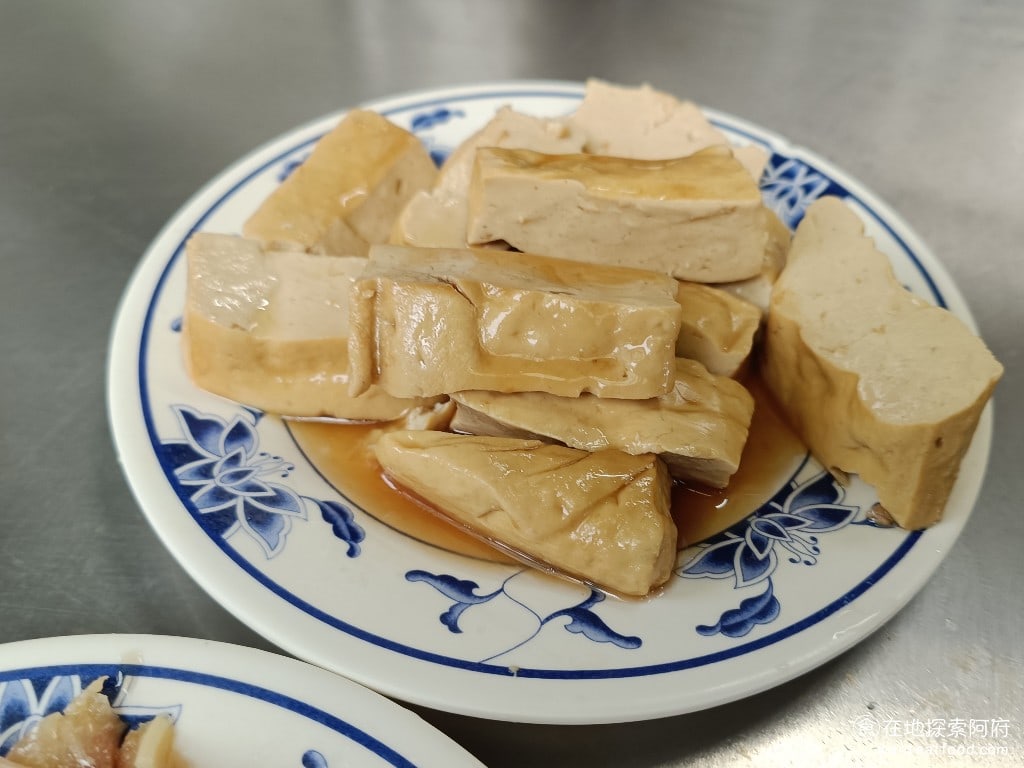 戴記福建涼麵 松山美食 台灣小吃 民生社區美食 小菜豆干 除了賣麵和湯之外，這裡還有切一些小菜。我們點了豆干，吃起來覺得沒什麼特別的，而且也沒什麼味道，醬油也沒什麼鹹味。 @在地老饕阿府