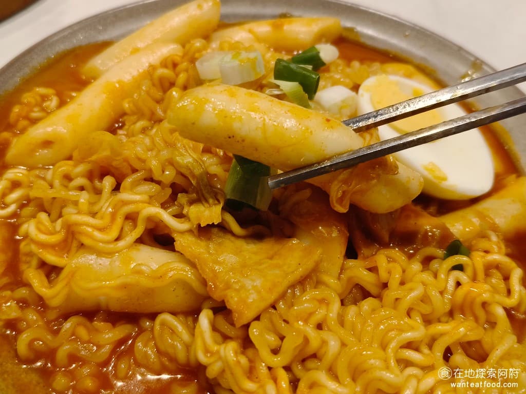 bb.q CHICKEN洲子店 CHICKEN洲子店菜單 CHICKEN洲子店價格 內湖區美食 炒年糕吃起來不會辣,因為年糕不會吸收辣汁,吃起來的口感偏硬,慢慢吃,別有一番風味。 @在地老饕阿府