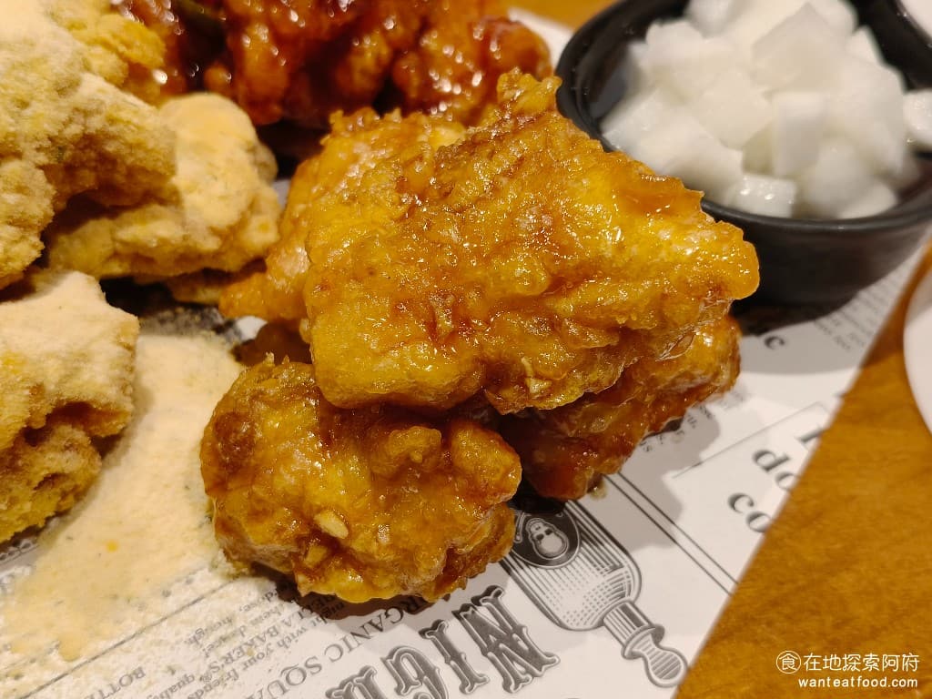 bb.q CHICKEN洲子店 CHICKEN洲子店菜單 CHICKEN洲子店價格 內湖區美食 蜂蜜蒜味炸雞 這是我覺得裡面每個人都可以接受的口味,蒜香味調味得非常適中,吃得到蜂蜜的甜味,巧妙地和蒜味融合,形成那一種溫和又美好的平衡感。 @在地老饕阿府